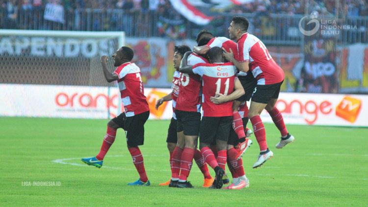 Para pemain Madura United selebrasi gol.