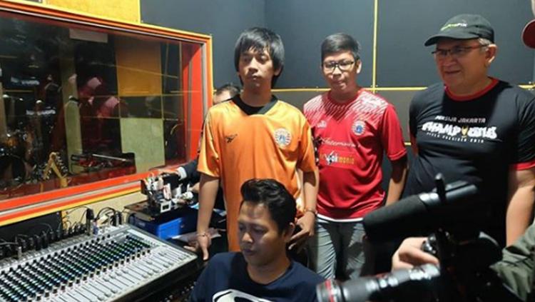 Rian Ekky Pradipta atau Ryan d'Masiv bersama Ketum Jakmania, Ferry Indrasjarief. - INDOSPORT