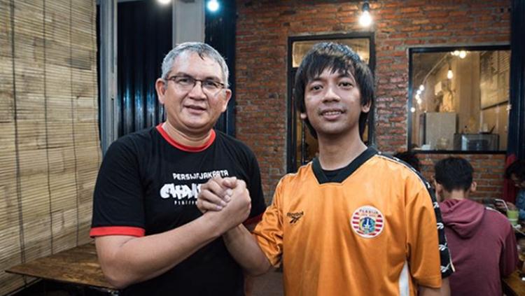 Rian Ekky Pradipta atau Ryan D'Masiv bersama Ketum Jakmania, Fery Indrasjarief. - INDOSPORT