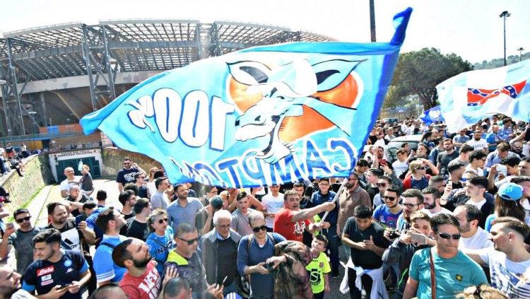 Ribuan Suporter Napoli di depan Stadion San Paolo Copyright: twitter/everything Napoli