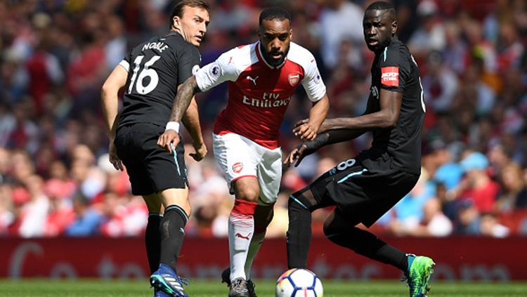 Lacazette di antara dua pemain West Ham. - INDOSPORT