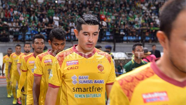 Pemain Sriwijaya saat memasuki lapangan