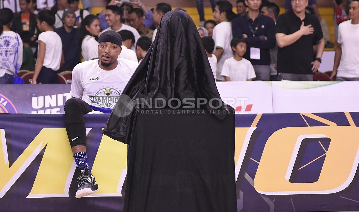 MVP IBL 2017/2018, Jamarr Andre Johnson menatap piala sebelum prosesi penyerahan gelar juara.