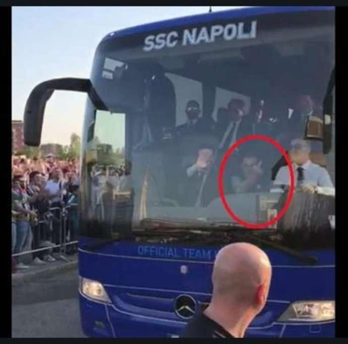Maurizio Sarri mengacungkan jari tengah ke arah fans Juventus. Copyright: Calcio Mercato