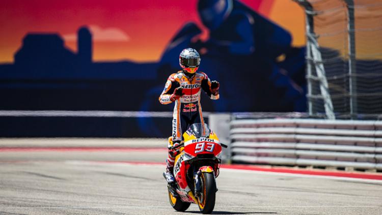 Selebrasi Marc Marquez saat berhasil merebut podium juara.
