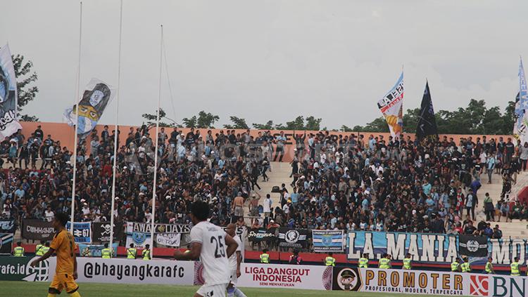 LA Mania atau suporter Persela Lamongan penuhi Stadion Gelora Delta.