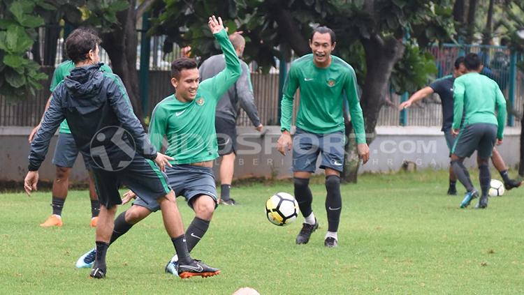 Luis Milla berusaha menggagalkan aksi Egy Maulana Vikri dalam sesi latihan. Herry Ibrahim