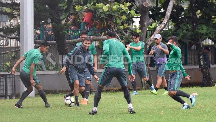 Luis Milla tengah membawa bola dalam sesi latihan untuk mempersiapkan menuju ajang Anniversary Cup 2018. Herry Ibrahim