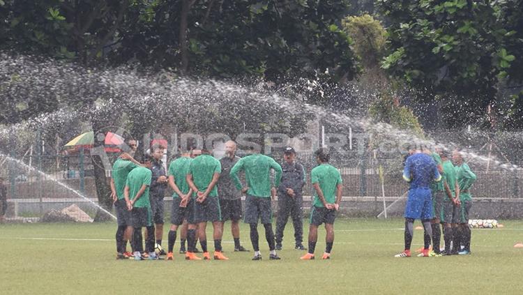 Situasi latihan Timnas Indonesia U-23 jelang mempersiapkan diri menuju ajang Anniversary Cup 2018. Herry Ibrahim