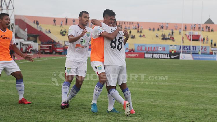 Aksi selebrasi pemain Persela Lamongan setelah Diego Assis cetak gol ke gawang Bhayangkara FC. - INDOSPORT