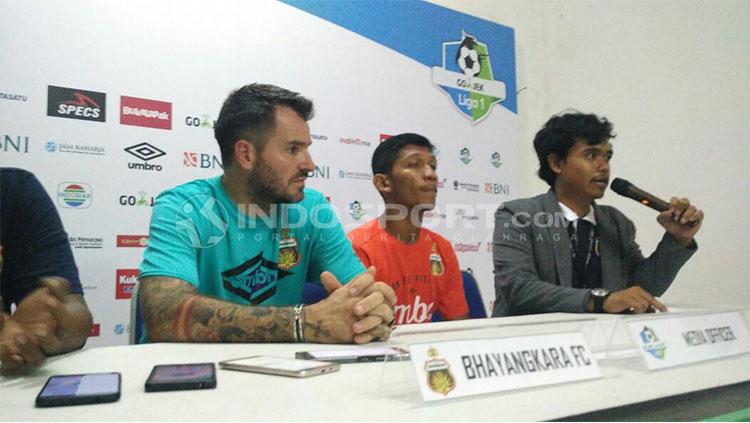 Simon McMenemy saat Konfrensi Pers