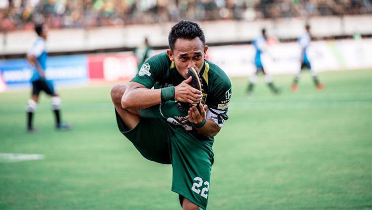 Pemain klub Liga 1 2020 Persebaya Surabaya, Abu Rizal “Rodeg” Maulana mendapatkan status baru sebagai seorang ayah di masa libur latihan tim Bajol Ijo.