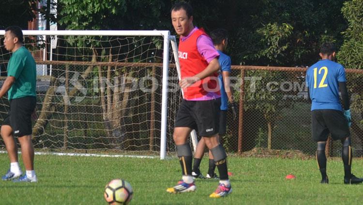 Yu Hyun-koo, pemain Sriwijaya FC saat sedang latihan. Copyright: Muhammad Effendi/INDOSPORT