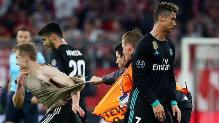 Suporter yang masuk lapangan di laga Munchen vs Madrid.