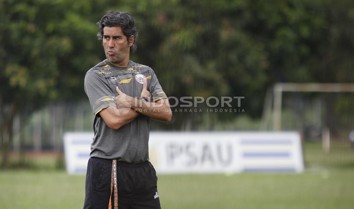 Pelatih Persija Jakarta, Stefano Cugurra Teco. Herry Ibrahim.