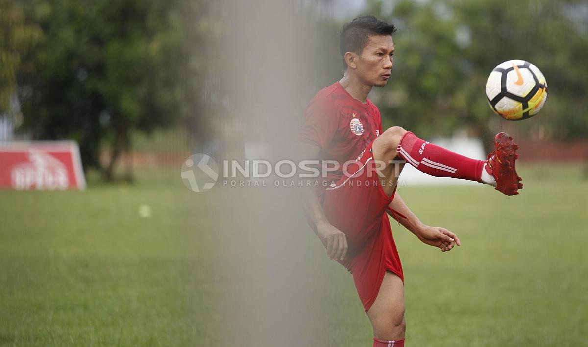 Ismed Sofyan mengontrol bola.