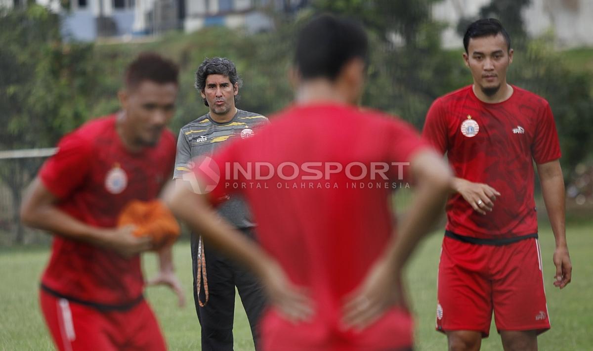 Pelatih Teco sedang mengamati para pemainya berlatih. Herry Ibrahim.