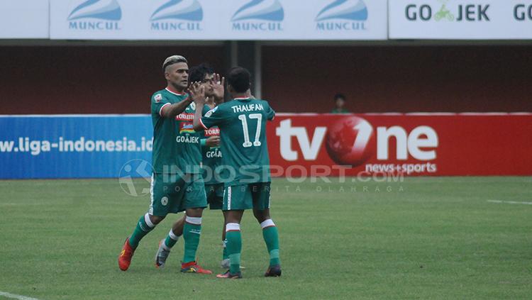 Cristian Gonzales melakukan selebrasi bersama rekan satu timnya.