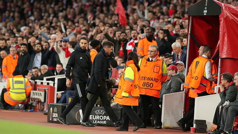 Diego Simeone meninggalkan lapangan.