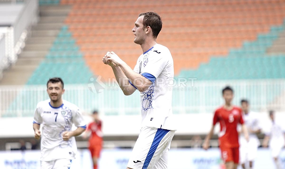 Selebrasi pemain Uzbekitan, Sidorov Andrey usai cetak gol ke gawang Korut. Copyright: Herry Ibrahim/INDOSPORT