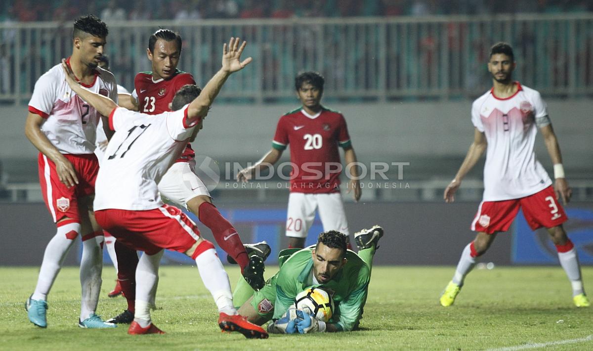 Para penggawa Timnas Indonesia U-19 tampak merepotkan kiper Bahrain, Yusuf Ahmed. - INDOSPORT