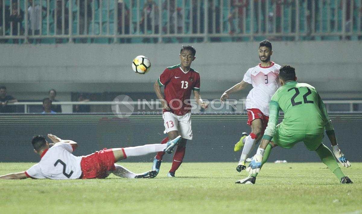 Febri Haryadi dalam penjagaan ketat pemain Bahrain.
