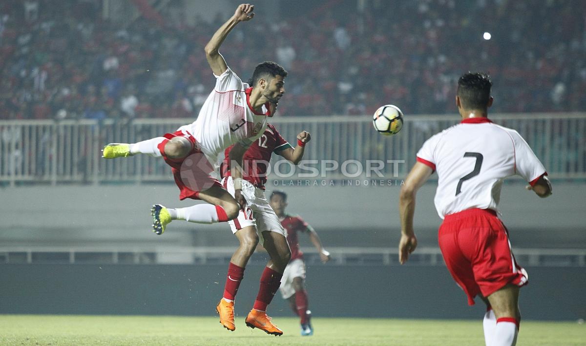 Aksi pemain Bahrain saat melawan Timnas Indonesia.