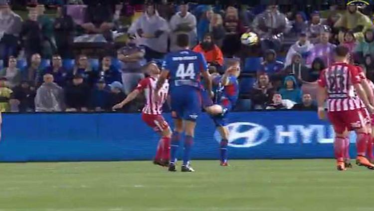 Riley McGree menciptakan gol lewat scorpion kick yang bisa saja diganjat penghargaan FIFA Puskas Award.