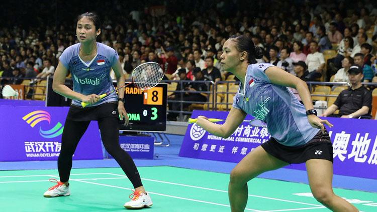 Della/Rizki saat mengembalikan bola Copyright: Twitter/@INABadminton