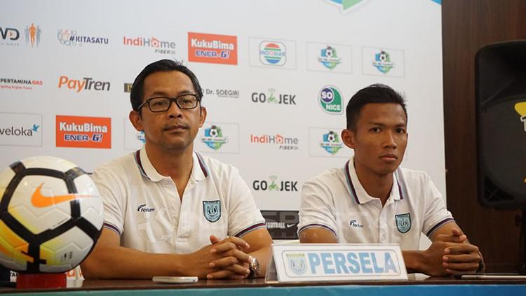 Aji santoso dan Eky Taufik di konferensi pers pertandingan Persela vs PSMS Medan. - INDOSPORT