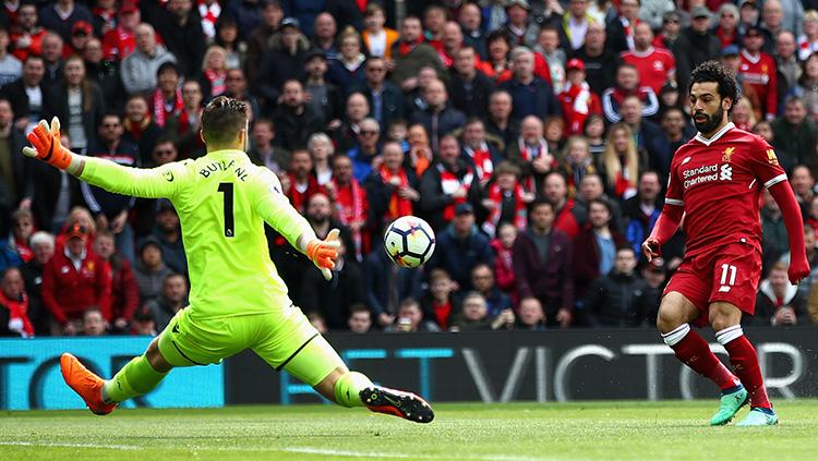 Tendangan Mohamed Salah berhasil di tepis Jack Butland. Copyright: Getty Images