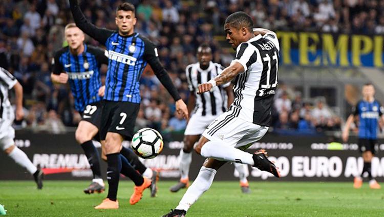 Proses gol Douglas Costa ke gawang Inter Milan.