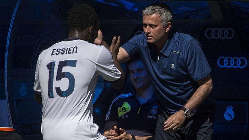 Michael Essien dan Jose Mourinho Copyright: INDOSPORT