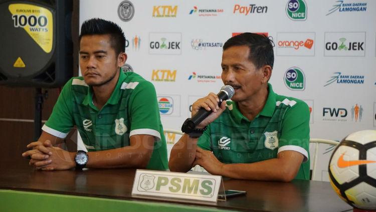 Pelatih PSMS Medan, Djajang Nurdjaman dan bek M. Roby