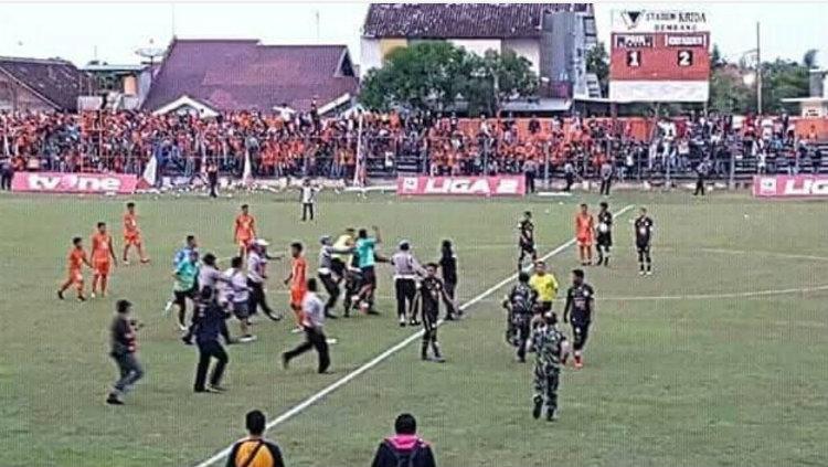 Kerusuhan suporter di laga PSIR Rembang vs Semen Padang Liga 2. - INDOSPORT