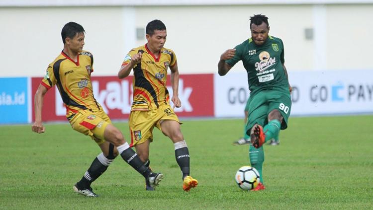 Nelson Alom (kanan) mengeksekusi bola.