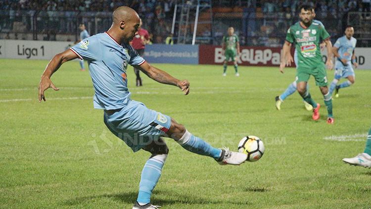 Loris Arnaud saat menendang bola ke arah gawang PSMS Medan. - INDOSPORT