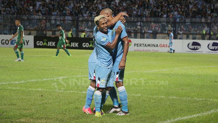 Mohammad Fahmi Al-Ayyubi dan Loris Arnaud merayakan gol.