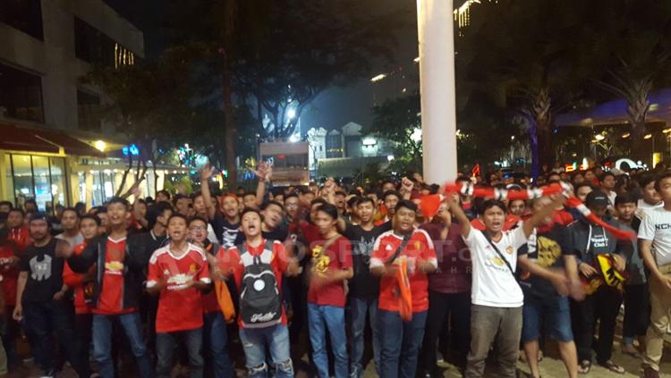 United Indonesia Chapter Tangerang dan Arsenal Indonesia Suporter Tangerang nonton bareng MNC di Summarecon Mal Serpong, Tangerang, Minggu (29/04/2018). - INDOSPORT