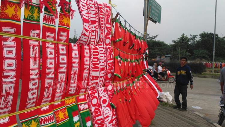 Jualan jersey Timnas di sekitar Stadion Pakansari. - INDOSPORT