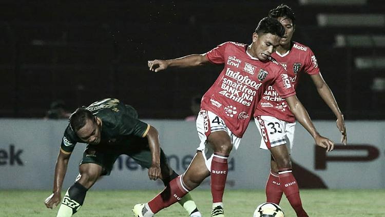 Ahmad Agung (depan) berhasil melewati pemain PS TIRA.