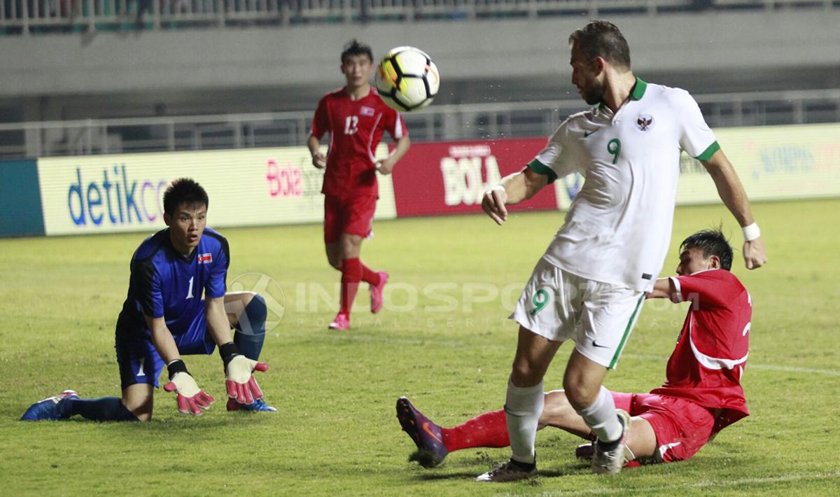 Ilija Spasojevic gagal mengamankan peluang ke gawang Korea Utara. (Herry Ibrahim) - INDOSPORT