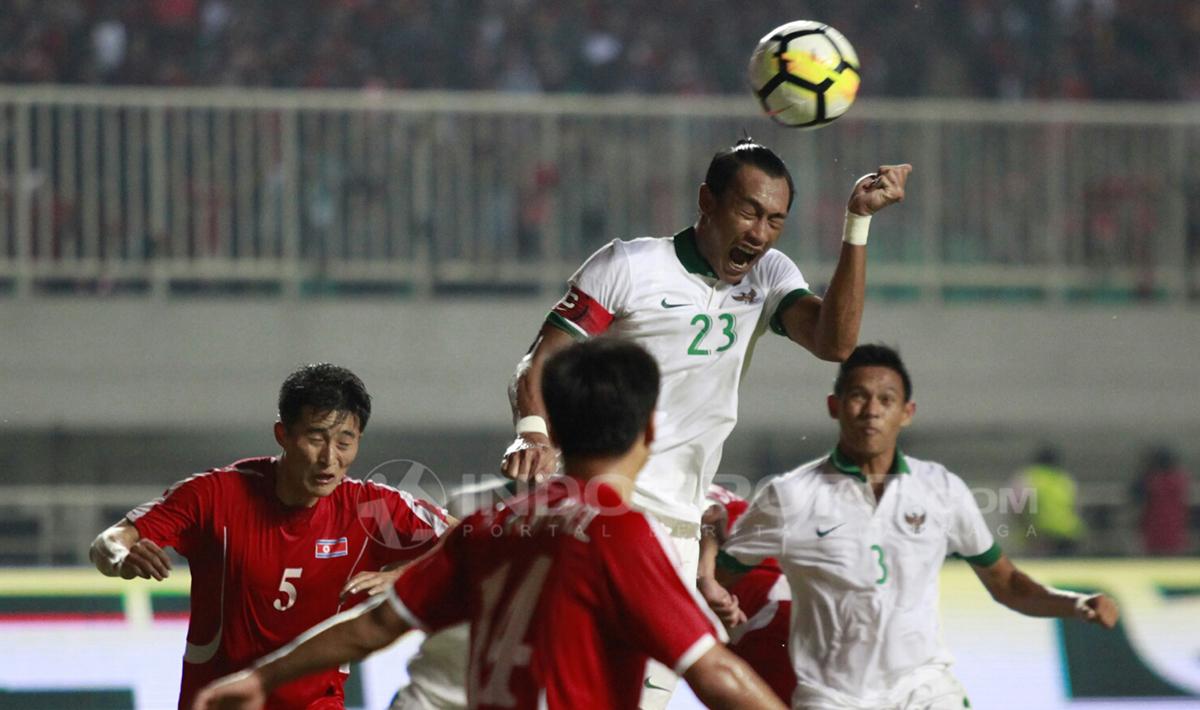 Kapten Timnas Indonesia berhasil menyundul bola dari duel udara.