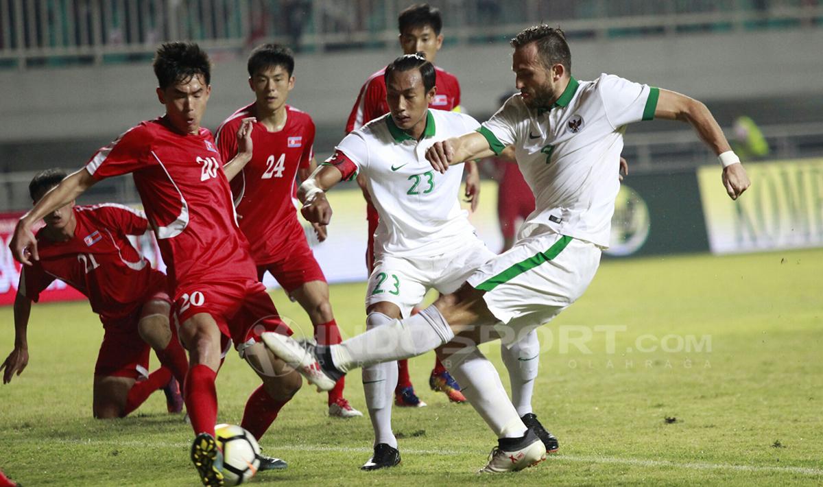 Pemain Timnas Korea berhasil menggagalkan tendangan dari Ilija Spasojevic. Herry Ibrahim