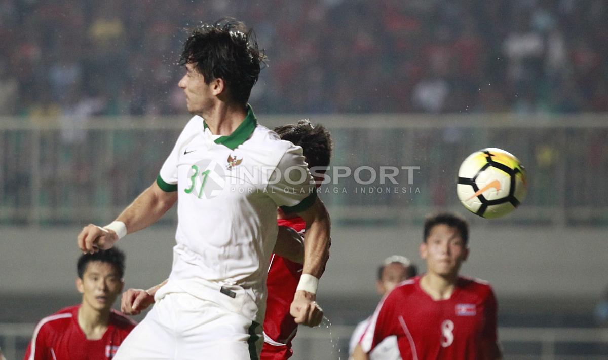 Duel udara pemain Indonesia, Gavin Kwan dengan pemain Korea Utara.