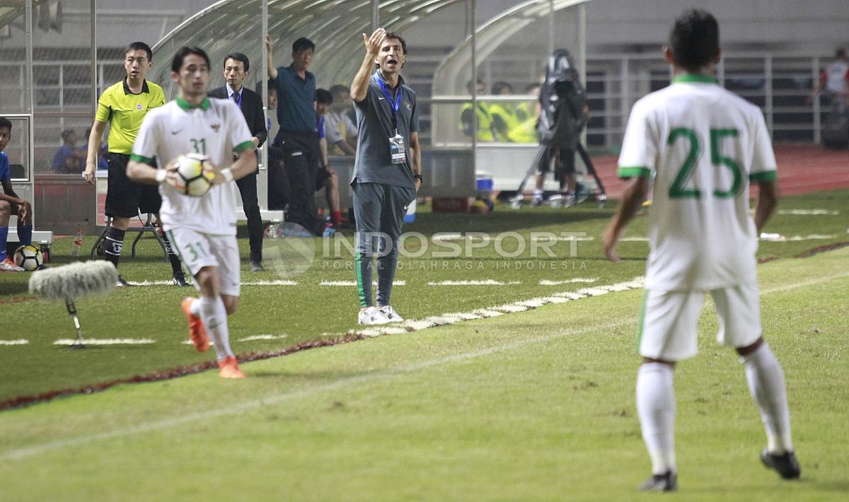 Luis Milla selalu memberikan arahan kepada pemainnya sepanjang pertandingan.