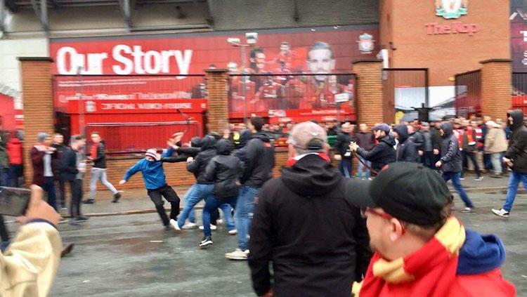 Bentrok Suporter Liverpool dengan AS Roma.