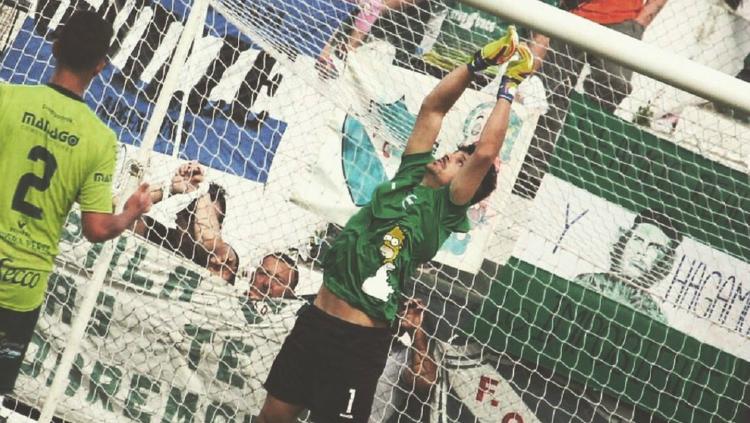 Jersey kiper Ferro de General Pico yang terinspirasi The Simpsons.