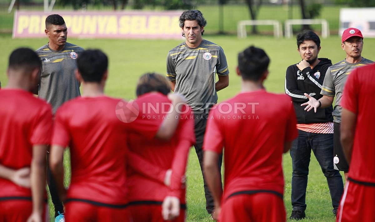 Arahan para tim pelatih Persija Jakarta kepada para pemain sebelum melakukam latihan. Herry Ibrahim