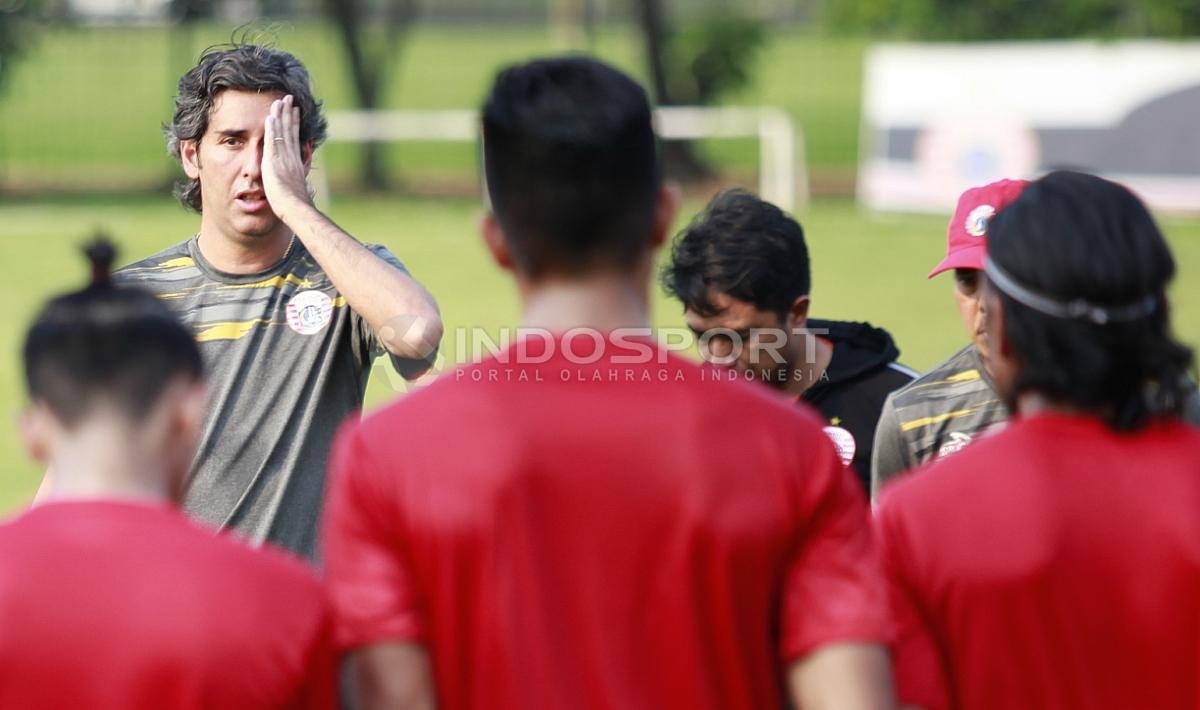 Ekspresi pelatih Persija Jakarta, Stefano Cugurra Teco (kiri) saat memberi arahan kepada para pemainnya. Herry Ibrahim